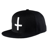 Casquette Snapback Noire Unie à Visière Plate avec Emblème Croix Brodé, Chapeau Ajustable Style Streetwear pour Hommes et Femmes, Usage Quotidien