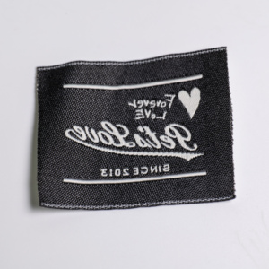 Conception personnalisée de pli central d'étiquettes tissées par tissu damassé doux pour l'identification de marque de vêtement de luxe - Product Image 1