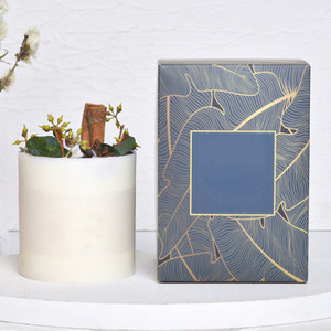 Bougie parfumée artisanale en forme de cylindre sur le thème des forêts, avec fleurs séchées, élégante boîte cadeau pour le Nouvel An, parfum floral végétal - Product Image 2