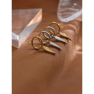 JINYOU 1171 acier inoxydable étanche Huggie Hoop boucles d'oreilles goutte ailes femmes minimaliste <span class=keywords><strong>Yiwu</strong></span> vente en gros bijoux 18K plaqué or - Product Image 6