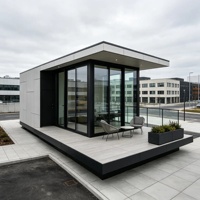Maison préfabriquée modulaire de luxe moderne avec mur-rideau en verre et terrasse pour usage professionnel en ville