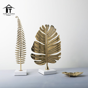 Contemporain en métal d'art décoratif en laiton plaqué feuille forme sculpture - Product Image 1