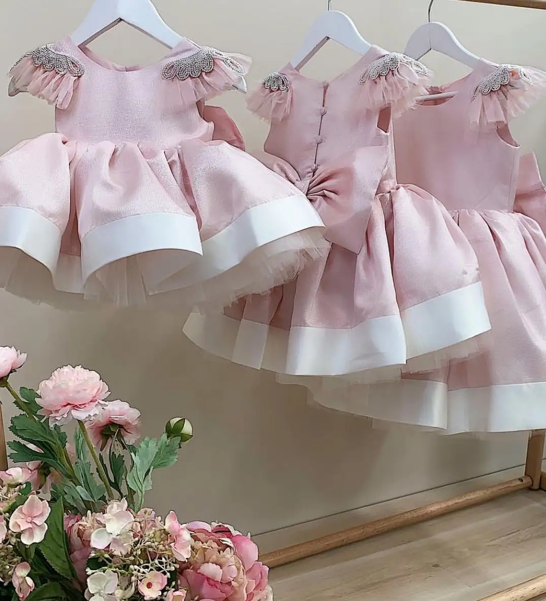 Розовые атласные платья с блестками длиной до колен для девочек