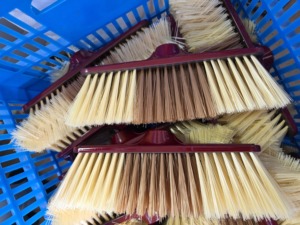 Balai de nettoyage en plastique personnalisé pour sols, manche long en bois, balai <span class=keywords><strong>fantaisie</strong></span> avec manche, idéal pour l'intérieur - Vente en gros - Product Image 3