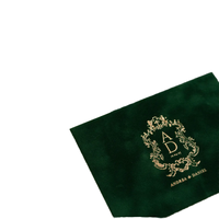 Enveloppes d'invitation de mariage en velours vert foncé de luxe, avec monogramme personnalisé en feuille d'or, couverture en velours, sceau de cire