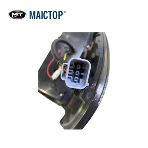 Nuevas luces traseras negras modificadas con tiras LED aptas para camionetas Toyota Revo (Hilux 2015-2018). - Product Image 3