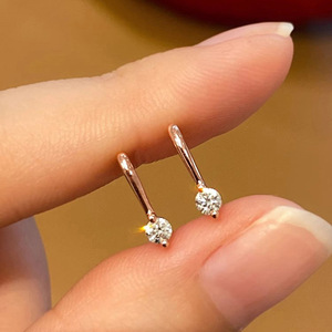 Orecchini a perno minimalisti piccoli da donna, semplici con intarsi scintillanti, gioielli per l'orecchio da abbinare ogni giorno - Product Image 1