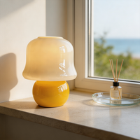 Lampe de chevet en verre crème VH Nordic, abat-jour en verre de style médiéval, alimentation par piles et prise secteur