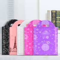 Sac en plastique recyclable épaissi en gros, design à quatre doigts, sac de magasinage pour magasin de vêtements, sac cadeau, impression tendance, résistant à la chaleur