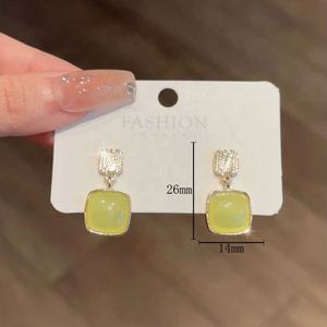 Pendientes de tuerca geométricos elegantes y sencillos de aleación de zinc chapados en oro cuadrados para mujer, con jade Hetian, novedad 2025 - Product Image 4
