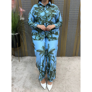 Elegante conjunto de dos piezas con estampado floral, camisa abotonada y pantalones anchos para uso casual de verano. - Product Image 3