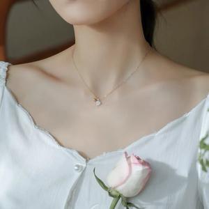 Collar con Colgante de Concha de Mariposa Blanca en Forma de Corazón con Cadena de Clavícula Envuelta en Oro de 14K, Diseño Simple con Pequeña Bola Dorada y Perla - Product Image 1