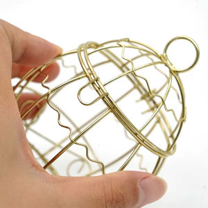 Gouden retro ijzeren vogelhuisje met knoopsluiting en ronde vorm - Product Image 3