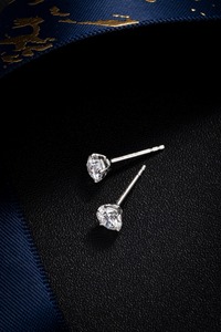 Boucles d'oreilles classiques en platine PT950 avec diamants ronds brillants de 1,09 ct cultivés en laboratoire |   Clarté VVS, taille brillant rond, créé en laboratoire - Product Image 4