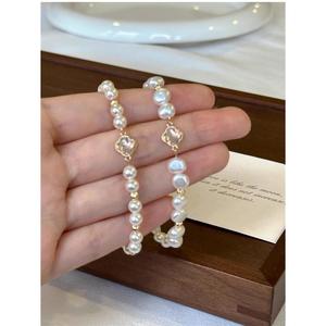 Bracciale con Perle Finte a Forma di Quadrifoglio, Gioiello di Lusso per Donne, Elegante Creazione del Designer, Lunghezza Standard - Product Image 4