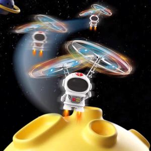 Drone LED Creativo Mini Astronauta, Giocattolo Volante a Forma di Astronauta Cartoon, Robot in Plastica, Ricarica USB, Controllo Manuale, Giocattolo Luminoso per Bambini 2026 - Product Image 2