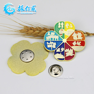 Broche aimantée en émail doux 3D personnalisable avec logo, motif trèfle à quatre feuilles porte-bonheur, style Lei Feng, support magnétique puissant, pour touristes - Product Image 4