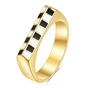 Anillo de acero inoxidable chapado en oro de 18 quilates con diseño minimalista europeo americano, con tablero de ajedrez rectangular inclinado de 5 mm en blanco y negro para mujer. - Product Image 5