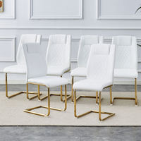 Chaise de salle à manger cantilever moderne de luxe à hauteur fixe en cuir PU blanc, pieds en forme de traîneau doré, dossier capitonné, pour mobilier de maison et événements.