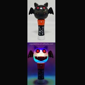 Tête de fantôme d'Halloween rougeoyante et baguette de chauve-souris tournante lumineuse Décorations de fête pour enfants pour les festivités d'octobre - Product Image 4