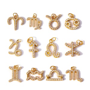 Amuleto del Zodiaco Pavé |   Colgante de Acero Inoxidable Chapado en Oro PVD de 18K con Signo del Zodiaco para la Fabricación de Joyas |   Impermeable, Hipoalergénico - Product Image 2