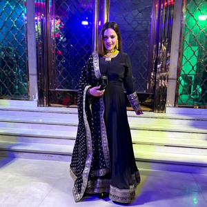 Robe longue traditionnelle indienne et pakistanaise noire en rayonne brodée avec des détails argentés, coupe classique, pour les mariages - Product Image 1