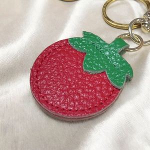 Llavero de Cuero Genuino con Colgante de Frutas (Tomate y Naranja) – Ideal para Regalo de Boda o Adorno de Bolso - Product Image 3