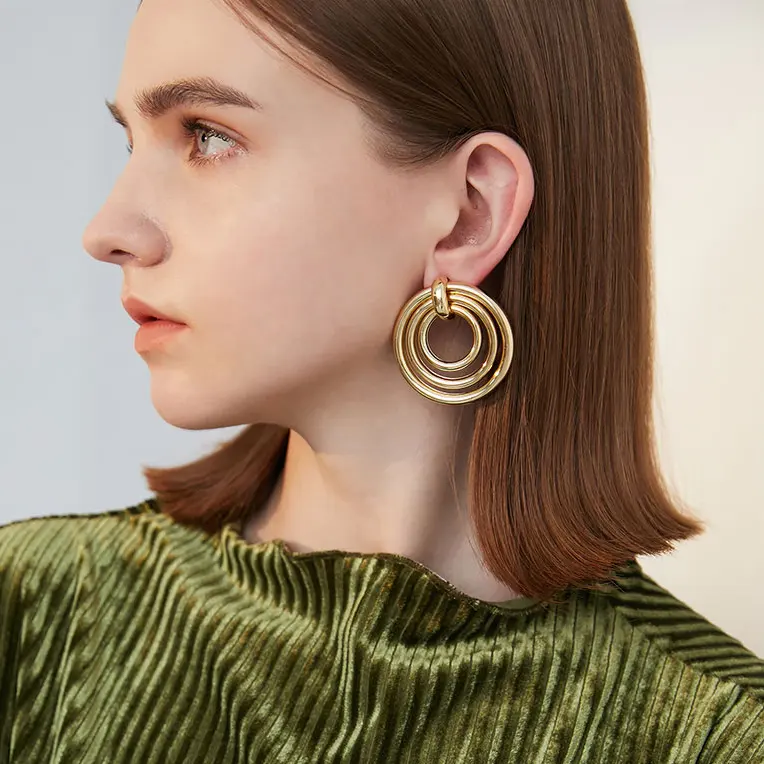 2020 New Spring Frauen Gold Ohrringe Frauen Eisen runden Kreis einfache Gold Creolen Ohr stecker koreanische Ohrringe