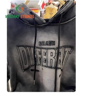 Traques vertes. Sweat-shirts personnalisés brodés avec des motifs imprimés sur la poitrine, conçus pour une visibilité maximale sur le devant, parfaits pour les logos. - Product Image 4
