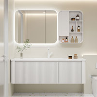 Meuble-lavabo flottant moderne de style côtier, en contreplaqué blanc avec panneau cannelé et bord arrondi, vasque en céramique, miroir LED et armoire latérale avec niche
