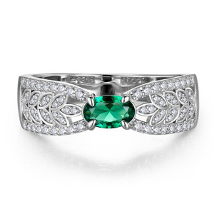 Anello traforato a nastro di grano per donna con pietra verde scintillante, anello alla moda, elegante gioiello da indossare tutti i giorni - Product Image 4