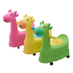 Asiento de inodoro para niños Topbele con ruedas y diseño de dibujos animados para el entrenamiento de ir al baño para niños pequeños - Product Image 3
