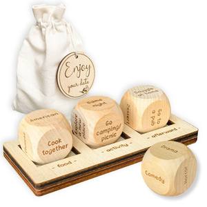 Jeu de Dés Hexagonal Personnalisé en Bois de Teck pour Couples pour Soirée en Amoureux - Product Image 4