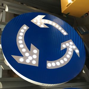 Panneau de signalisation routière solaire rond, panneau d'avertissement circulaire LED bleu clignotant rotatif pour la sécurité routière sur autoroute - Product Image 3