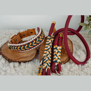 Durable hecho a mano al aire libre granate Paracord perro Correa y collar conjunto con trenzado amarillo blanco y verde acentos - Product Image 1