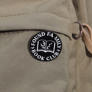 Pin de Esmalte de Romance Oscuro, de Enemigos a Amantes, Broche de Metal, Insignia para Solapa, Joyería, Accesorios para Mochila, Venta al por Mayor - Product Image 3