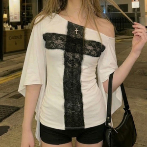 เสื้อยืดผู้หญิงสไตล์ดาร์ก แขนปีกค้างคาวแบบไม่สมมาตร คอปาด แต่งลูกไม้ไขว้ สีตัดกัน ช่วยกระชับสัดส่วนช่วงเอว - Product Image 6