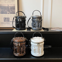 Sac à bandoulière rétro en cuir PU, forme cylindrique, avec sculpture gothique vintage unique et relief 3D en relief, style baril