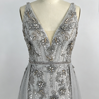 Robe de soirée longue en tulle argenté, col en V profond, sans manches, coupe trapèze, ornée de fleurs et de perles faites à la main, pour bal de promo ou soirée formelle