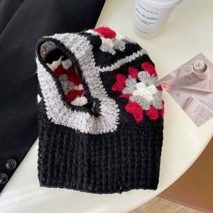 Gorro de invierno unisex de punto con flores, gorro de ganchillo floral hecho a mano, pasamontañas de alta calidad para playa y negocios. - Product Image 5