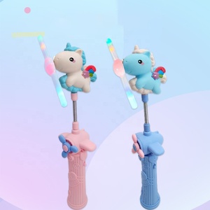 Moulin à vent de <span class=keywords><strong>licorne</strong></span> clignotant à led Musique électrique rotative Bâton magique à main pour enfants Jouets lumineux - Product Image 4