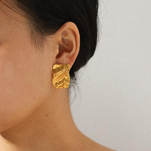 أقراط KITI العصرية ذات الملمس المعدني الهندسي، مطلية بالذهب عيار 18 قيراط، مصنوعة من الفولاذ المقاوم للصدأ، مقاومة للماء، تصميم مميز للنساء - Product Image 4