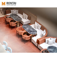 Ensemble de mobilier contemporain pour hall d'hôtel, pour salon public, comprenant des canapés, des tables basses et des fauteuils pour espaces publics