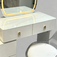 Coiffeuse moderne en chêne avec miroir lumineux et éclairage réglable, rangement organisé pour appartement et chambre à coucher