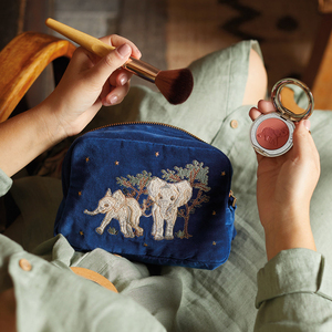 Bolsa de Maquillaje de Terciopelo Azul Celeste con Bordado Personalizado de Tortuga Marina - Product Image 3
