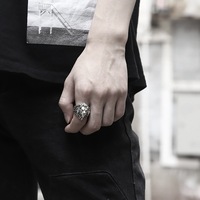 Bague ouverte en tungstène sculptée avec un lion audacieux pour homme, à porter sur l'index ; Bague large style rétro avec constellation du Lion