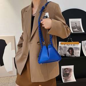 Sac à main pyramidal pour femme en PU imprimé couleur unie, sac bandoulière tendance en forme de triangle diagonal - Product Image 3