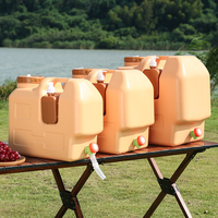 Seau à eau portable en PE avec petite bouteille et robinet, idéal pour le camping en plein air et les excursions barbecue.