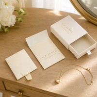 Offre Spéciale – Expédition Immédiate – Vente en Gros – Faible MOQ – Petit Sac Pochette Cadeau en Feutre et Velours avec Ruban – Boîte à Bijoux Coulissante Personnalisée