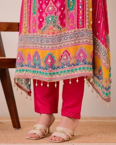 Colección India y Pakistaní: Salwar Kameez Tradicional de Seda Georgette Pura y Pesada para Mujer, con Estampado en Relieve, Ideal para Bodas y Fiestas - Product Image 3